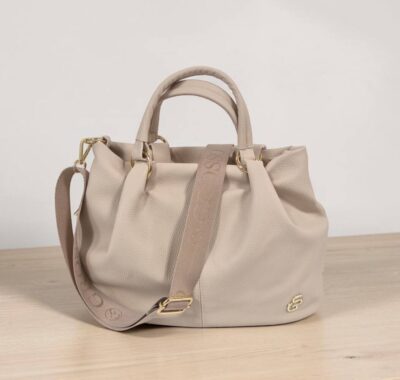 Hľadáš praktickú, športovo elegantnú kabelku do ruky, ktorú môžeš nosiť aj ako crossbody