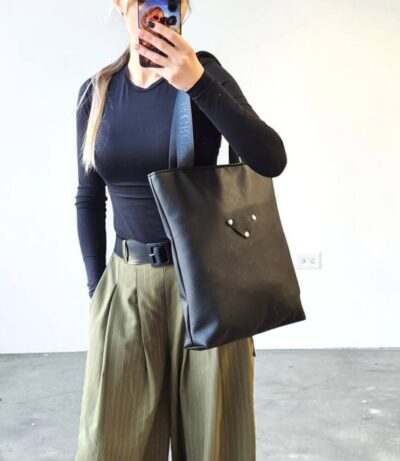 Praktická kabelka vhodná na každý deň či už sa chystáte do práce alebo na výlet, nákupy alebo do školy na zošity