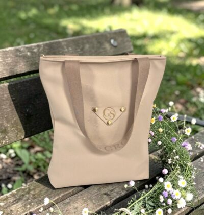 Perfektná pre Vás ktoré máte radi väčšie kabelky do ktorých sa zmestí naozaj všetko čo potrebujete