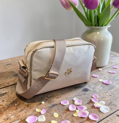 Praktická, štýlová kabelka ktorú môžete nosiť každý deň či už sa chystáte do mesta na výlet alebo na dovolenku