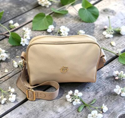 Praktická, štýlová kabelka ktorú môžete nosiť každý deň či už sa chystáte do mesta na výlet alebo na dovolenku