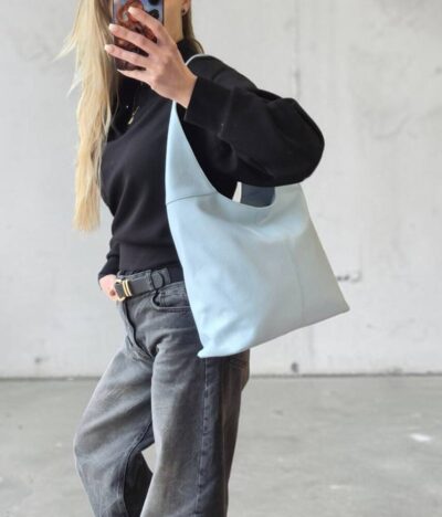 Perfektný a praktický módny doplnok pre dámy, ktoré majú rady pohodlné kúsky. Vhodná na každý deň do práce či a výlet.