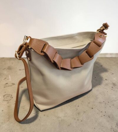 Kabelka v bledo hnedej farbe s camel hnedou kombináciou, so zaujímavým prepletaným uškom do ruky na rameno