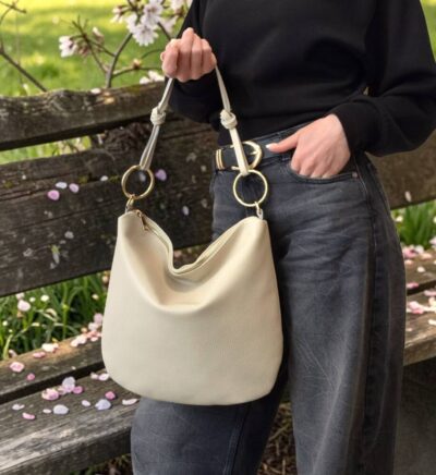 Športovo elegantná kabelka v bledej béžovej farbe so zlatým kovaním. Vhodná na každý deň do práce ale aj do spoločnosti.