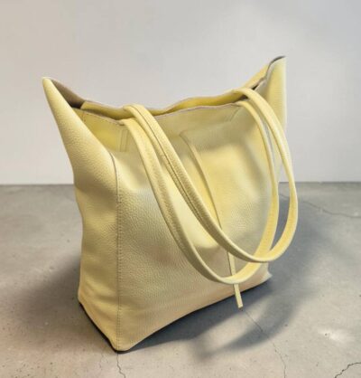 Perfektný a praktický módny doplnok pre dámy, ktoré majú rady pohodlné kúsky. Vhodná na každý deň do práce či a výlet.