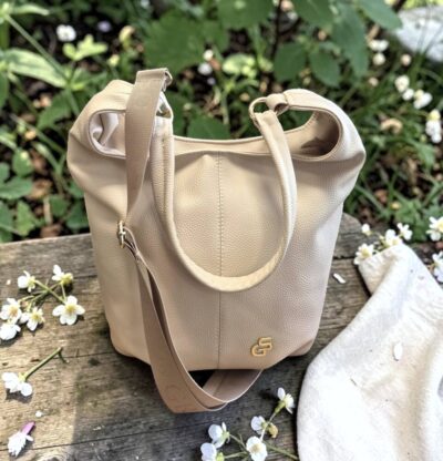 Súčasťou kabelky je aj prídavné dlhé ramienko na pohodlné nosenie krížom cez telo ako crossbody