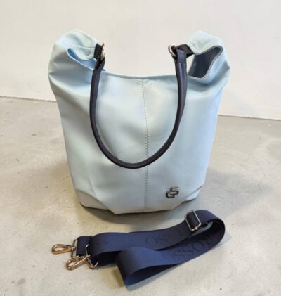 Súčasťou kabelky je aj prídavné dlhé ramienko na pohodlné nosenie krížom cez telo ako crossbody. Vhodná na každý deň do práce či na výlet k rôznemu štýlu oblečenia.