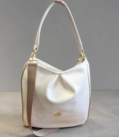 Ku kabelke je aj prídavné nastaviteľné ramienko na pohodlné nosenie krížom cez plece ako crossbody.