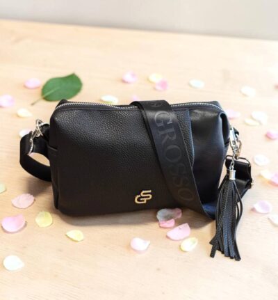 Športovo elegantná dámska menšia kabelka v čiernej farbe so strapcom