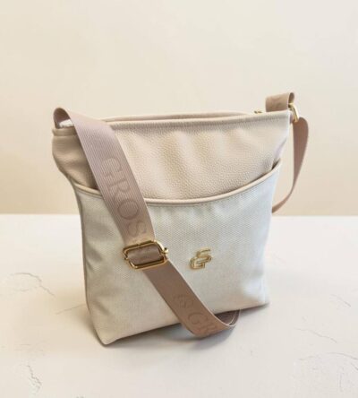 Kabelka v menšej veľkosti, vhodná na každodenné nosenie, do práce, do mesta na kávu alebo na prechádzku či výlet.