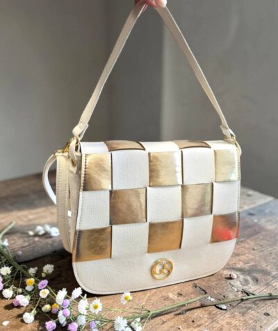 Praktická, športovo elegantná dámska kabelka preklopka v oválnom tvare s prepletaným dizajnom