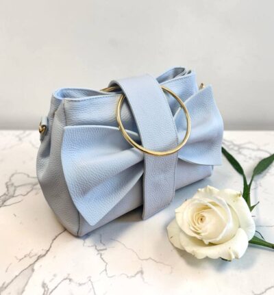 Elegantná dámska kabelka v bledo modrej (baby blue) farbe s kovovými kruhmi (ušami) do ruky s krásnou ozdobnou mašľou.