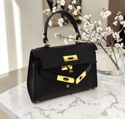 Krásna, elegantná mini kabelka v elegantnej čiernej farbe do ruky s kovovým zapínaním a prídavným ramienkom.