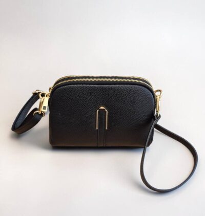 Štýlová, športovo elegantná dámska kabelka v klasike čiernej farbe na rameno či ako crossbody.