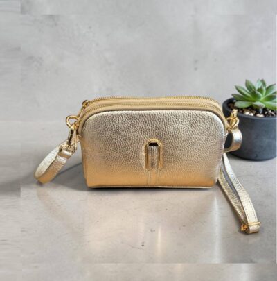 Štýlová, športovo elegantná dámska kabelka v extravagantnej zlatej farbe na rameno či ako crossbody.