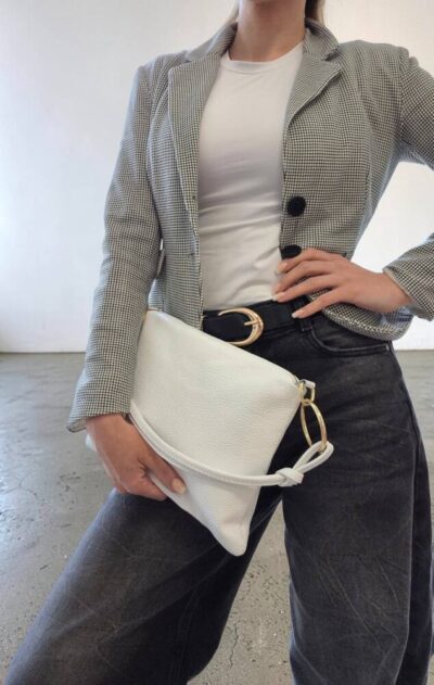 Kabelku môžete nosiť ako listovú, ako crossbody – krížom cez plece s dlhým prídavným ramienkom, alebo len do ruky s kratším uškom