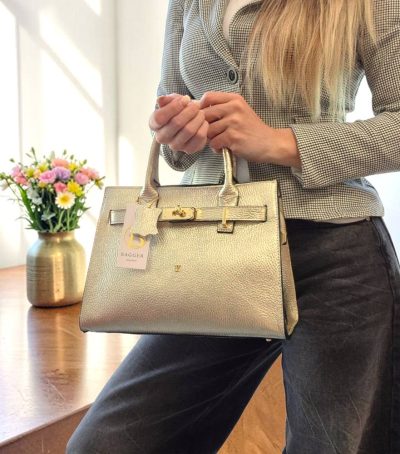 Kabelka v strednej veľkosti s prídavným dlhým ramienkom na nosenie aj ako crossbody. Vhodná do práce k elegantnému oblečeniu aj ako biznis kabelka, aj do spoločnosti na rôzne oslavy a akcie. Ikonický opasok cez kabelku s krásnym kovovým zdobením v štýle hermess.