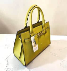 Elegantná, kožená dámska kabelka do ruky v extravagantnej pistáciovo zelenej farbe so zlatým kovaním