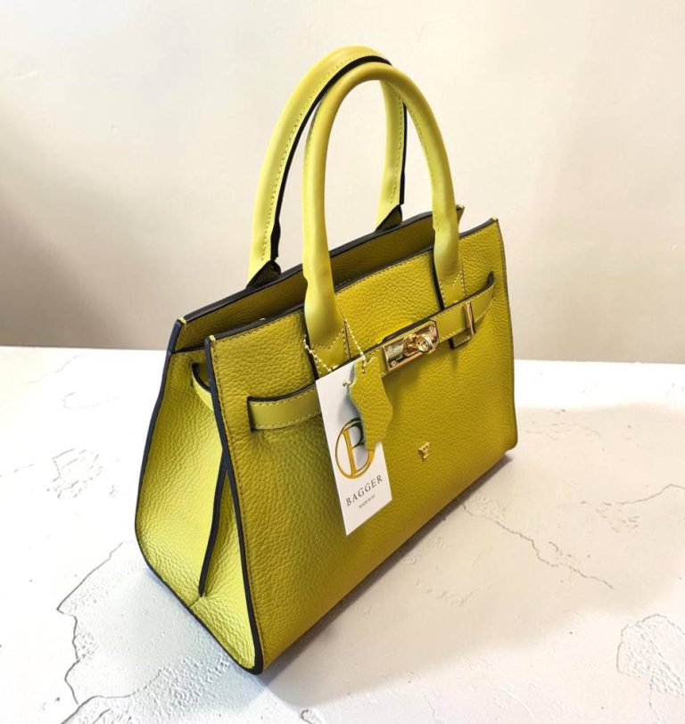 Elegantná, kožená dámska kabelka do ruky v extravagantnej pistáciovo zelenej farbe so zlatým kovaním