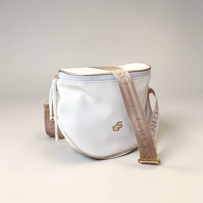 Menšia crossbody čierna kabelka v tvare ľadvinky, športovo elegantný doplnok na každý deň k rôznemu štýlu oblečenia.