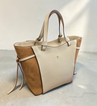 Kombinovaná s brúsenou kožou po bokoch a zlatým kovaním. Kabelka v strednej veľkosti s prídavným dlhým ramienkom na nosenie aj ako crossbody, krížom cez telo.
