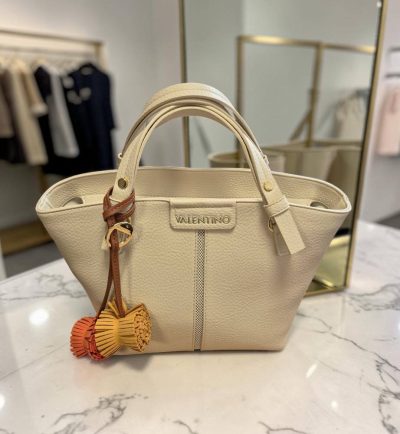 Kabelka strednej veľkosti s crossbody dlhým nastaviteľným ramienkom na pohodlné nosenie na rameno, či krížom cez plece