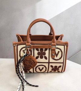 Kabelka menšej veľkosti s crossbody dlhým nastaviteľným ramienkom na pohodlné nosenie na rameno, či krížom cez plece