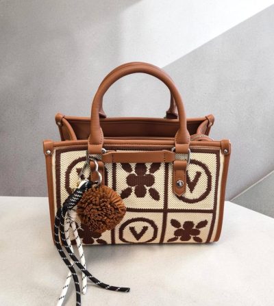 Kabelka menšej veľkosti s crossbody dlhým nastaviteľným ramienkom na pohodlné nosenie na rameno, či krížom cez plece