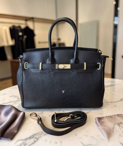 Kabelka vo veľkosti A4 s prídavným dlhým ramienkom na nosenie aj ako crossbody alebo na rameno.