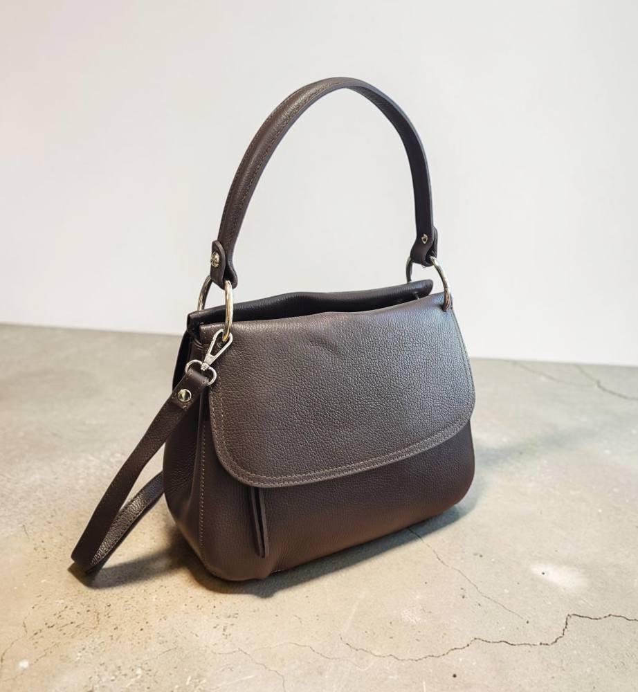Stredná veľkosť kabelky ktorú môžete nosiť aj ako crossbody, krížom cez telo, vďaka dlhému koženému prídavnému ramienku