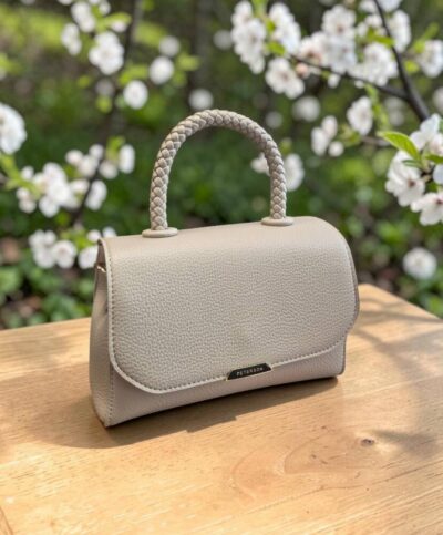 Kabelku teda môžete nosiť aj ako crossbody krížom cez telo alebo len tak na pleci. Vhodná k elegantnejšiemu oblečeniu, či už do práce
