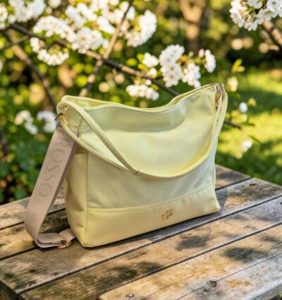 Vhodná aj na nosenie ako crossbody, vďaka dlhému prídavnému ramienku. Kabelka je vhodná na každý deň do práce do mesta.