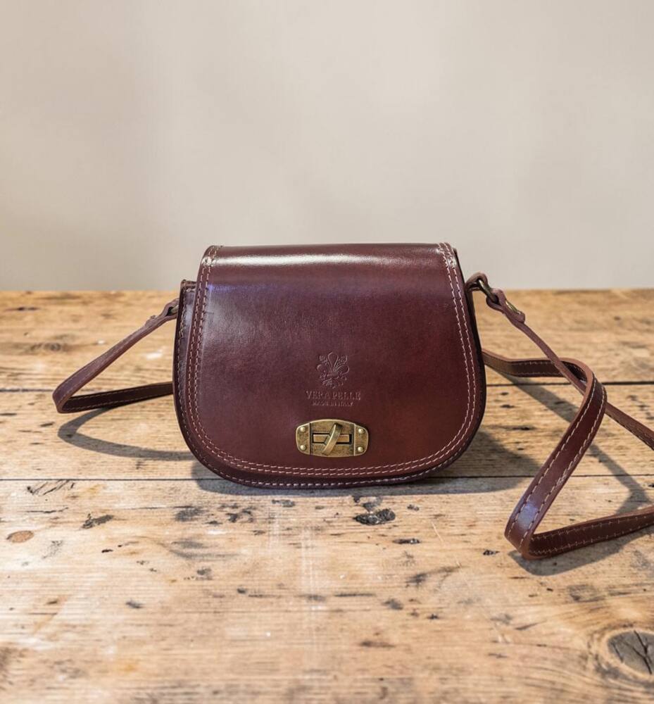Nestarnúci retro štýl v tmavo hnedej farbe, ktorá sa hodí k rôznym outfitom. Kabelka vhodná na každý deň, či už sa chystáte na výlet alebo niekam do mesta na drink, nákupy. Kvalitné spracovanie kože a Vintage štýl z Talianskej dielne.