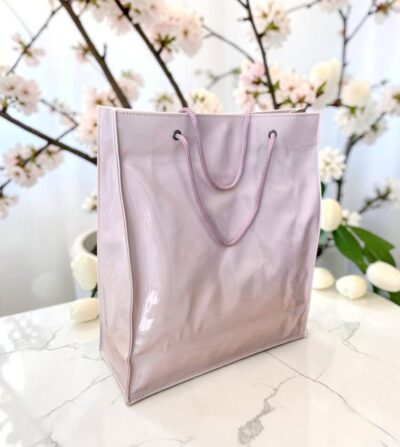 Vhodná na nákupy, do práce na rôzne spisy, obedáre či na výlety. Elegantný dizajn a kvalitné spracovanie. Garancia pevnosti a nosnosti až do 5kg. Formát A4.