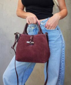 Kabelka v bordovej-fialovej (burgundy) farbe z brúsenej kože