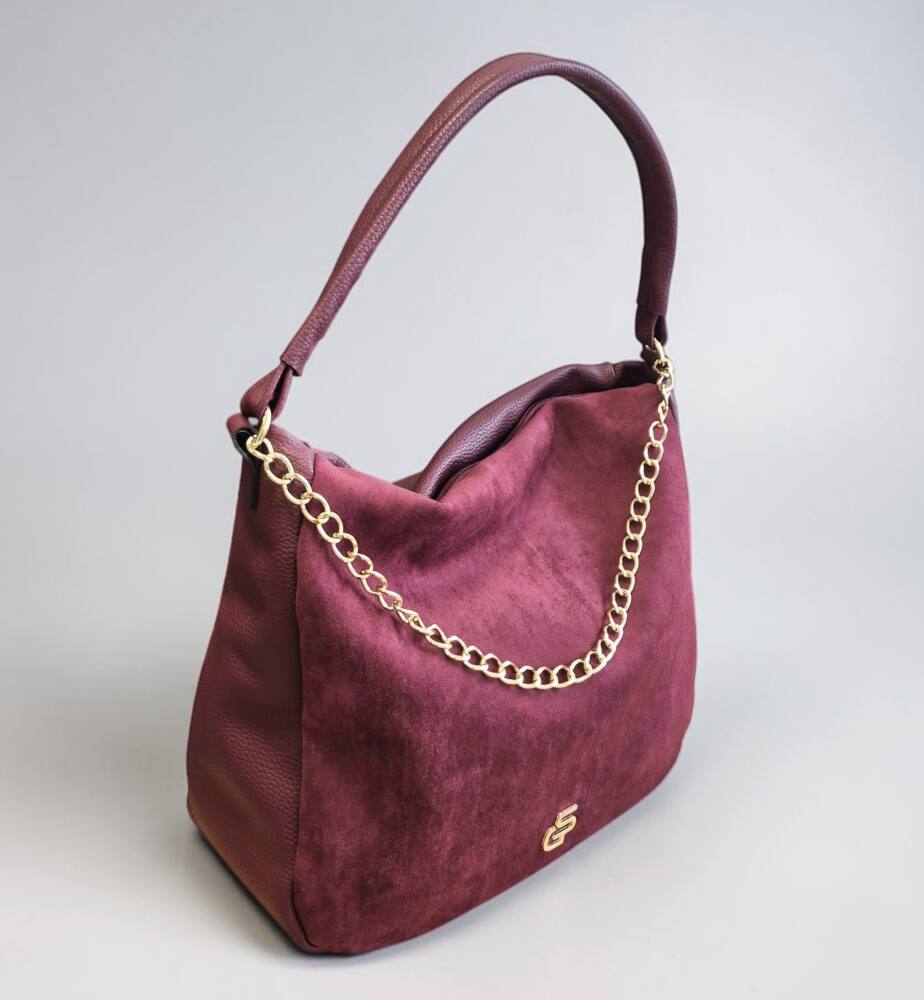 Kabelka má aj dlhé nastaviteľné ramienko takže ju môžete nosiť aj ako crossbody, pohodlne krížom cez telo