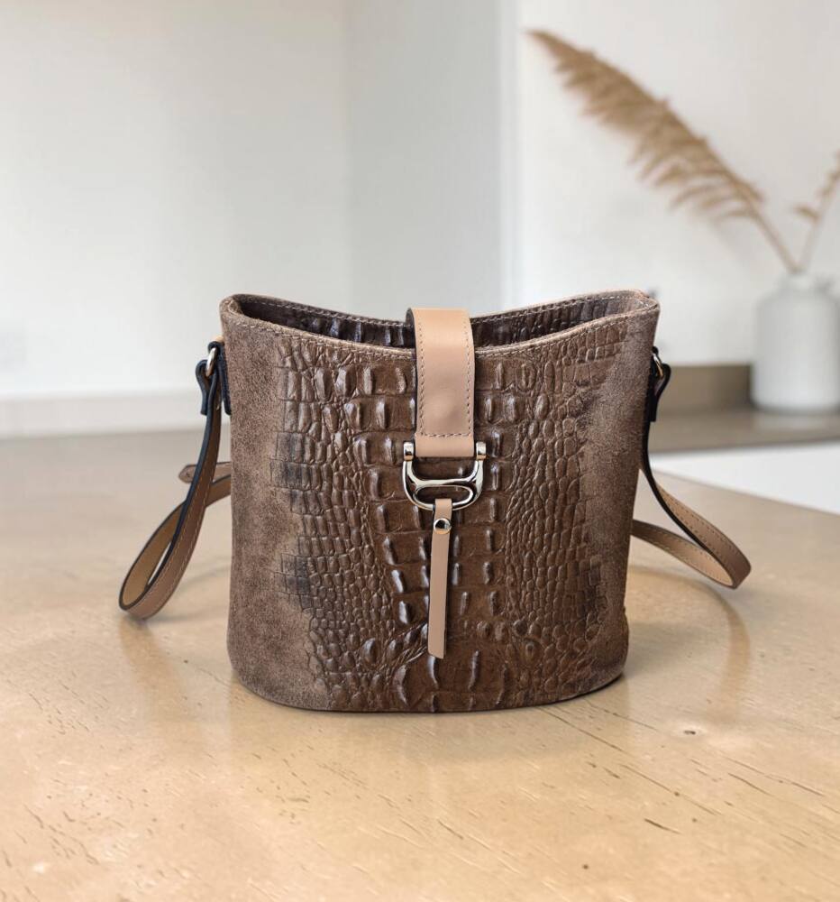 Elegantná kožená crossbody hnedá kabelka KR03