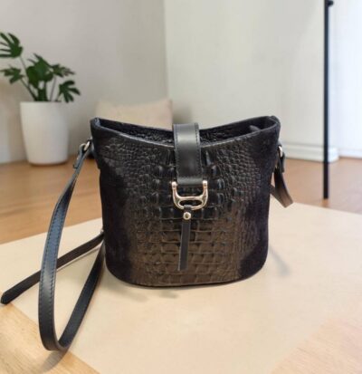 Elegantná kožená crossbody čierna kabelka KR03