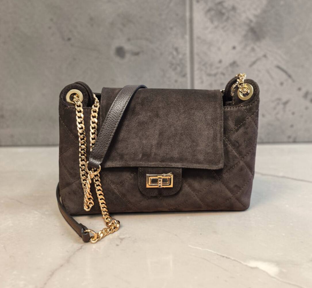 Krásna kabelka s prešívaným dizajnom s dvomi dlhšími ušami na rameno/do ruky ktoré sa dajú nastaviť na jedno dlhé ramienko a nosiť ako crossbody, krížom cez plece.