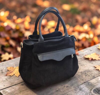 Kabelka má aj dlhé prídavné, kožené ramienko, takže ju môžete nosiť aj ako crossbody, krížom cez telo