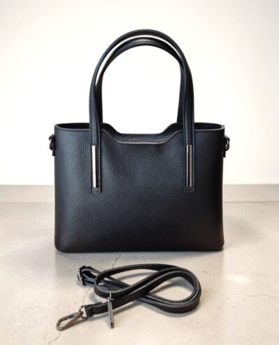 Dve kratšie uši do ruky a dlhé prídavné ramienko ktoré si môžete nastaviť ako crossbody krížom cez plece či kratšie na rameno.