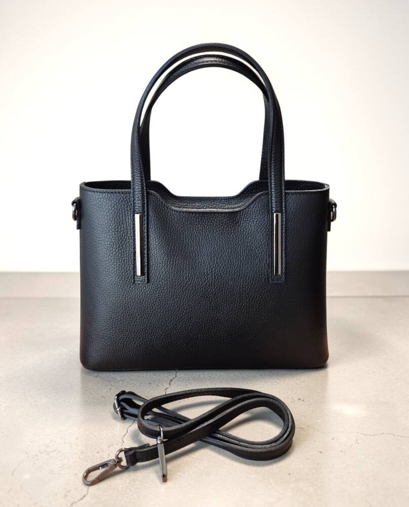 Dve kratšie uši do ruky a dlhé prídavné ramienko ktoré si môžete nastaviť ako crossbody krížom cez plece či kratšie na rameno.