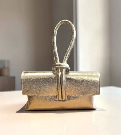 Súčasťou kabelky je aj prídavné crossbody ramienko, ktoré vám umožňuje kabelku nosiť aj na remene, či krížom cez telo.