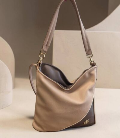 Súčasťou kabelky je aj prídavné dlhé ramienko na pohodlné nosenie krížom cez telo ako crossbody
