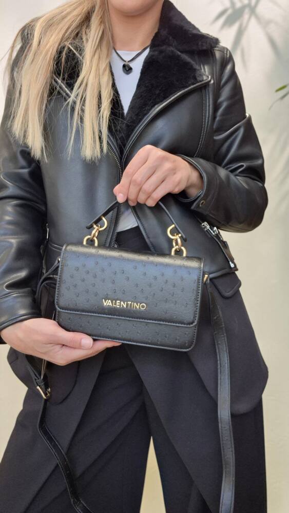 Perfektná na svadbu, stužkovú či na rôzne oslavy...večery s priateľmi. Krásny elegantný dizajn a kvalitné spracovanie od značky VALENTINO.