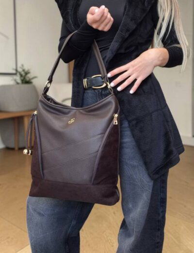 Štýlová dámska kabelka v tmavo hnedej (čokoládovej) farbe s dlhým prídavným ramienkom, ktorú môžete nosiť aj ako crossbody kabelku, krížom cez telo.