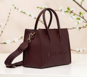 Športovo elegantná, praktická, dámska kabelka od značky VALENTINO v strednej veľkosti s prídavným ramienkom