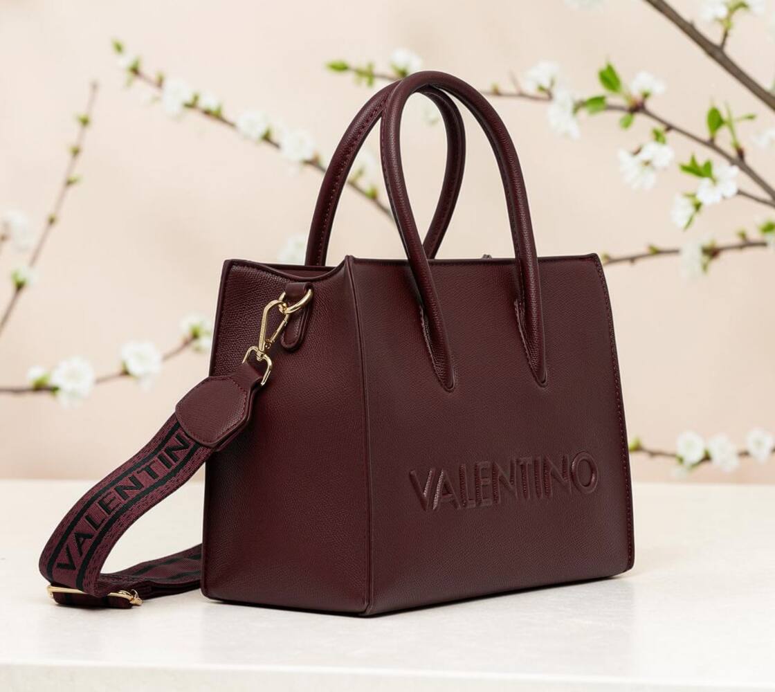 Športovo elegantná, praktická, dámska kabelka od značky VALENTINO v strednej veľkosti s prídavným ramienkom